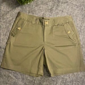 Banana Republic stretch mid rise 7” green shorts